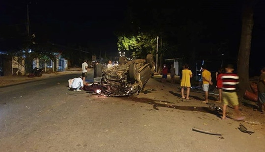 Xe ô tô tông vào gốc cây lật ngửa, 7 người thương vong