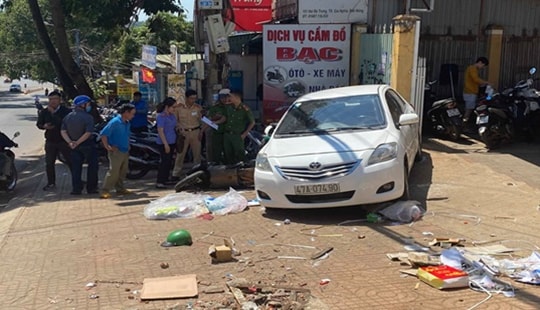 Xe ô tô con trôi tự do tông vào xe máy, một phụ nữ tử vong