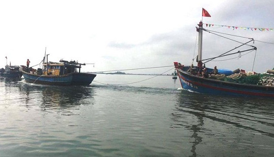 Kịp thời cứu 11 thuyền viên trên tàu cá bị sóng đánh hư hỏng