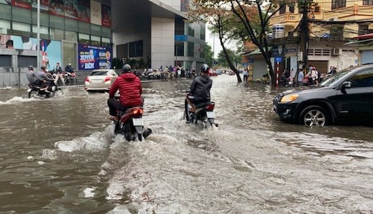 Nhiều tuyến phố Hà Nội ngập sâu do mưa lớn