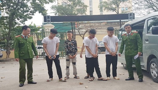 Nhóm thanh, thiếu niên đe dọa và cướp tài sản của người đồng tính