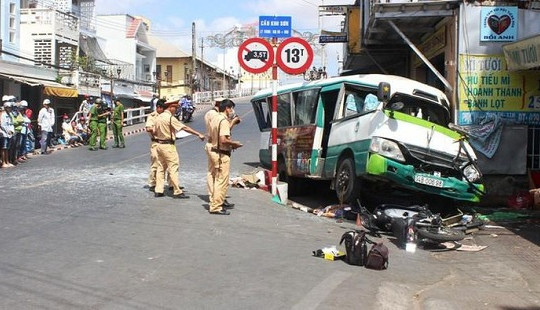 Xe bus mất lái gây tai nạn liên hoàn, 2 người thương vong