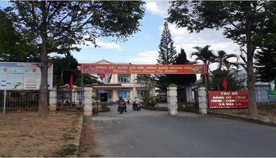 Kon Tum: UBND xã cho doanh nghiệp “mượn” sân vận động làm nơi tập kết cát