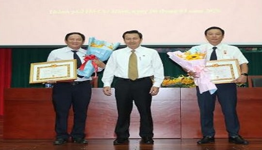 TAND cấp cao tại TP. Hồ Chí Minh tổ chức trao Huy hiệu 30 năm tuổi Đảng