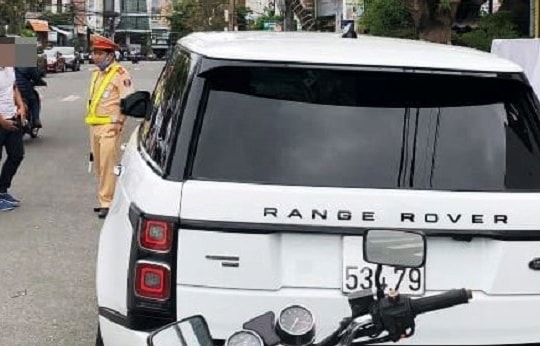 Xử lý tài xế chạy Range Rover mang biển số giả