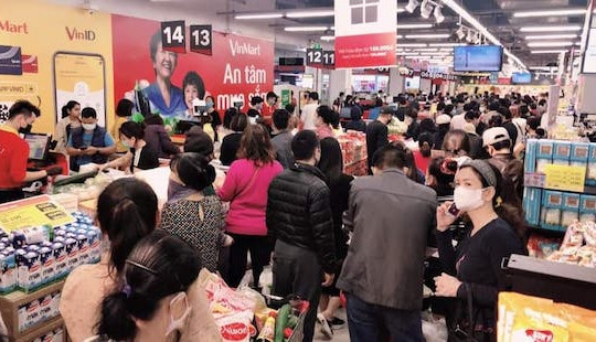 Người dân Hà Nội đổ xô mua hàng tích trữ do lo ngại Covid-19