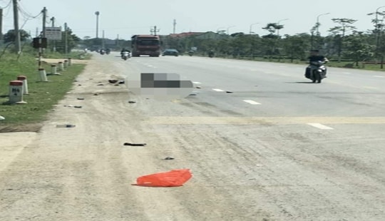Bị xe tải cán, hai mẹ con tử vong trên đường về quê