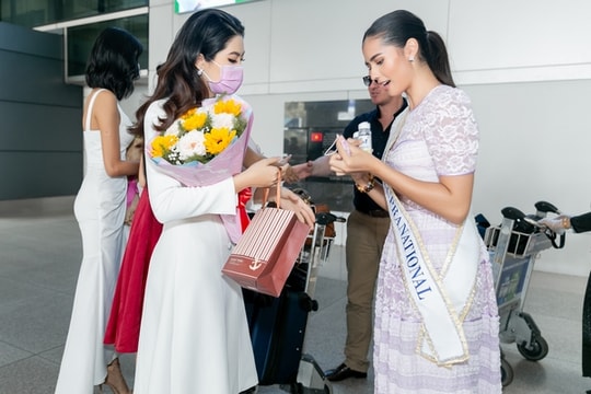 Vũ Hương Giang tặng khẩu trang cho Hoa hậu Siêu quốc gia