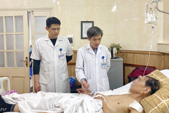 Thay cùng lúc khớp vai và khớp háng cho người bệnh 83 tuổi bị ung thư phổi