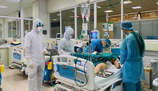 Một bệnh nhân nhiễm Covid-19 phải thở máy