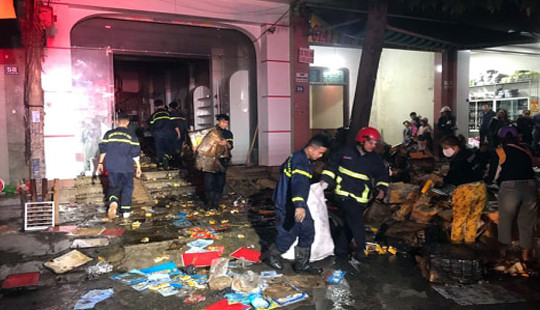 Giải cứu 2 người mắc kẹt trong đám cháy