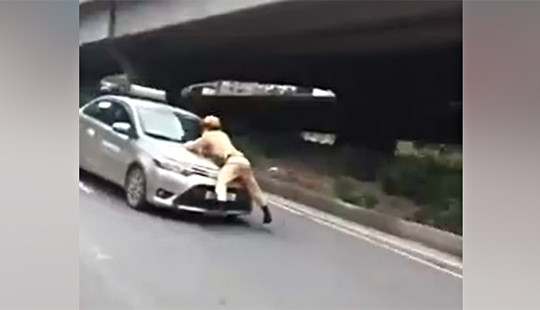 Clip: Xe taxi hất chiến sĩ CSGT lên nắp capo