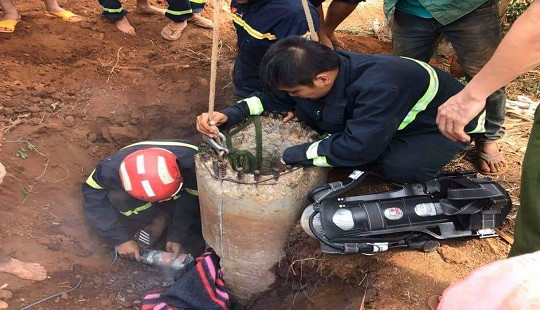 Giải cứu thành công bé trai bị mắc kẹt trong lòng trụ điện sâu hơn 1 mét