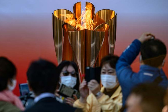 Nhật Bản: Hàng ngàn người đổ về xem ngọn lửa Olympic bất chấp nỗi sợ Covid-19