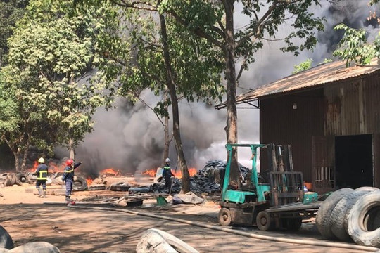 Bình Dương: Bãi chứa lốp ô tô cũ tại phường Phú Lợi bốc cháy dữ dội