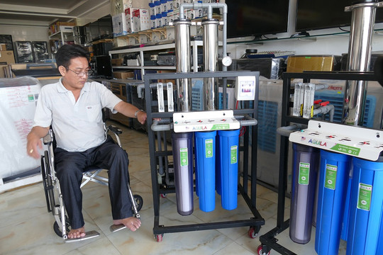 Anh thương binh chế tạo máy lọc nước giúp bà con vượt qua mùa hạn mặn