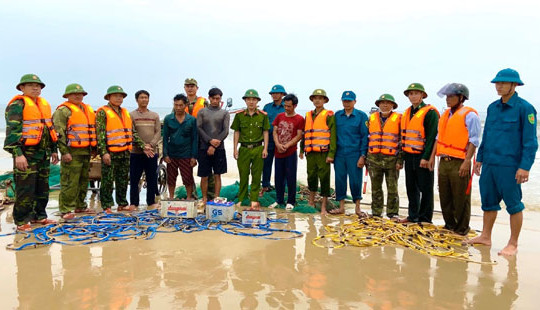 Nổ súng truy bắt 2 tàu giã cào đánh bắt trái phép trên vùng biển Hà Tĩnh