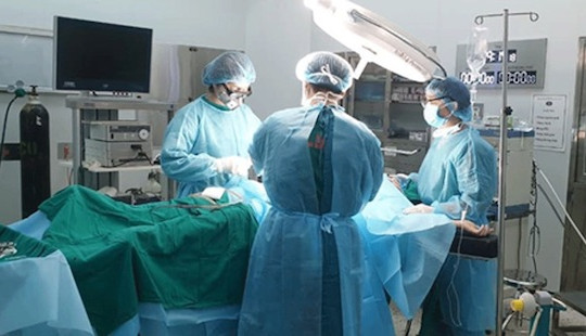 Cứu cô gái bị vỡ ruột thừa khi đang cách ly vì Covid-19