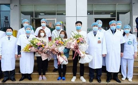 Tặng hoa bệnh nhân nhiễm Covid-19 xuất viện, có nên?
