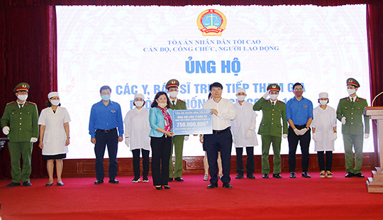 Tòa án nhân dân ủng hộ 750 triệu đồng cho đội ngũ y, bác sĩ tham gia phòng, chống dịch Covid-19