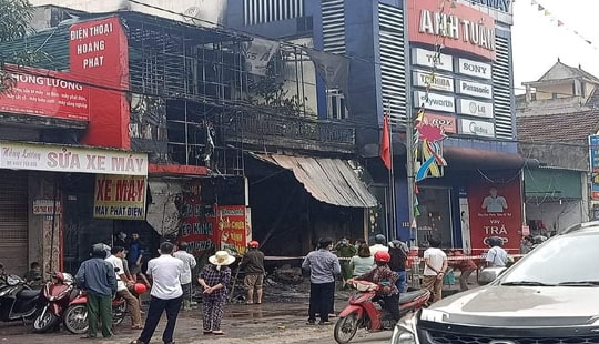 Cháy cửa hàng thiết bị ô tô khiến 2 ông cháu tử vong
