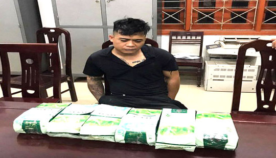 Đối tượng vận chuyển ma túy tông xe vào công an để thoát thân
