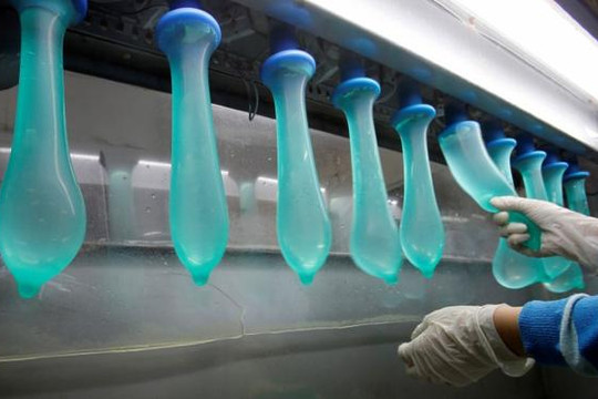 Malaysia: Nhà máy sản xuất bao cao su được sự miễn trừ cho các ngành công nghiệp quan trọng