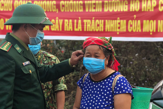 Mồ hôi đổ xuống đường biên