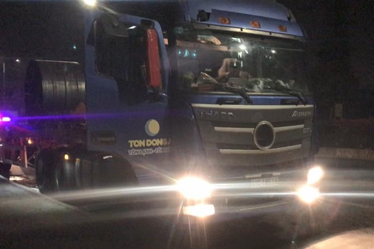 Bình Dương: Thêm vụ tông đuôi xe container đang dừng đỗ, nam thanh niên tử vong