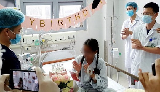 Sinh nhật đặc biệt trong bệnh viện bị cách ly của cô gái vừa thoát “cửa tử”