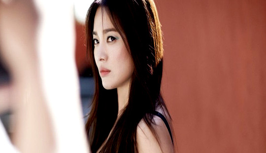 Song Hye Kyo gây bão với body, thần thái ngút ngàn nhưng vẫn mang nét cô độc ở độ U40