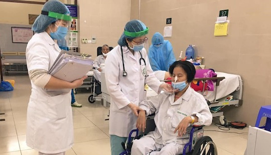 Dịch Covid-19: Những hình ảnh xúc động bên trong Bệnh viện Bạch Mai