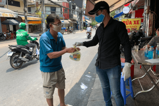 San sẻ cùng bà con nghèo bán vé số trong mùa dịch Covid-19