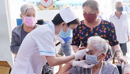 TP.HCM cử bác sĩ khám bệnh tại nhà cho người trên 60 tuổi