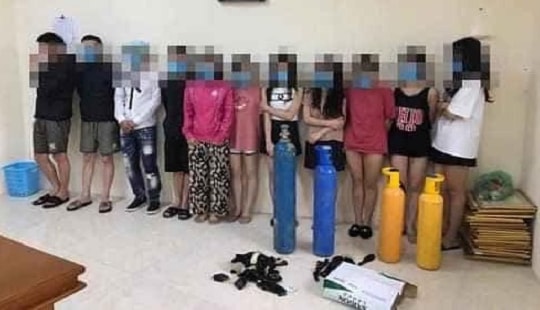 Hà Nội: Một quán karaoke ngang nhiên mở tiệc bóng cười giữa mùa dịch