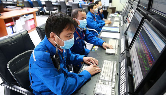 Người lao động dầu khí đồng cam cộng khổ vượt gian khó