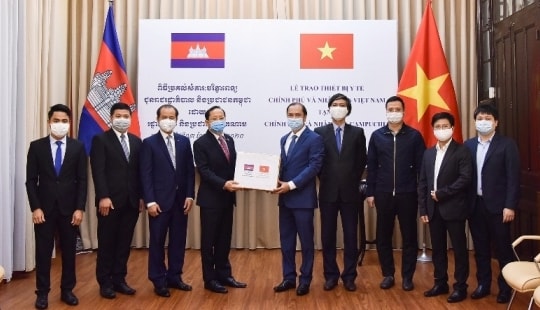 Việt Nam tặng thiết bị y tế phòng, chống dịch Covid-19 cho Lào, Campuchia