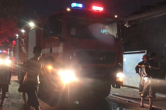 Bình Dương: Hai công ty chuyên gia công đồ gỗ bốc cháy gây náo loạn khu dân cư