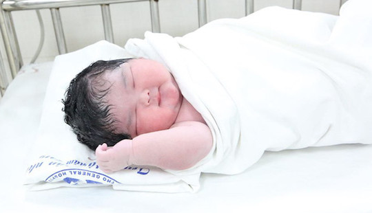 Bé gái sơ sinh chào đời với cân nặng kỷ lục 6kg