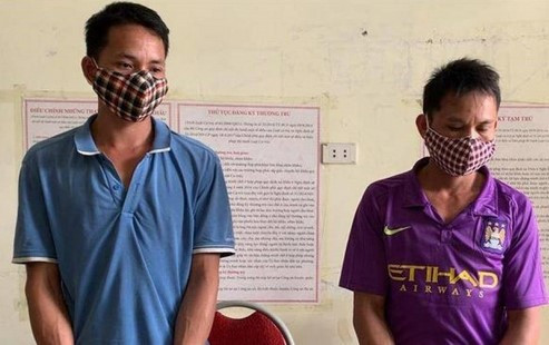 Vác cưa máy vào rừng đặc dụng đốn gỗ về làm nhà