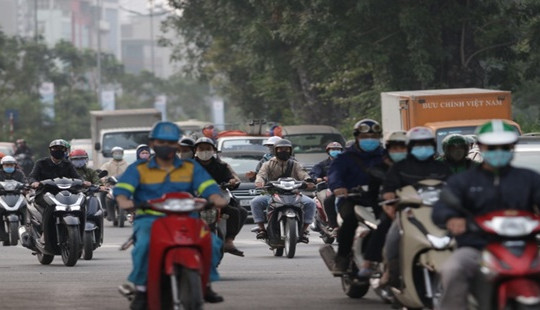 Hà Nội: Người dân tràn ra đường bất chấp vẫn còn lệnh cách ly toàn xã hội