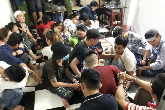 Nhóm đối tượng tụ tập đánh bài ăn tiền giữa mùa dịch Covid-19