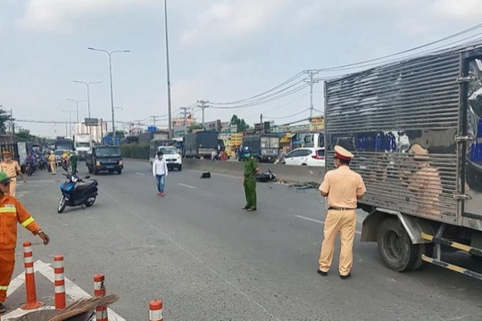 Quận 12 (TPHCM): Xe máy chạy ngược chiều “đấu đầu” xe tải, 1 nam thanh niên tử vong