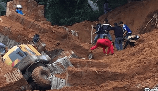 Sập kè xây tường, một thợ xây bị đất vùi tử vong