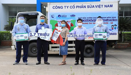 Vinamilk trao tặng 1,7 triệu ly sữa để trẻ em khó khăn được chăm sóc tốt hơn trong dịch Covid-19