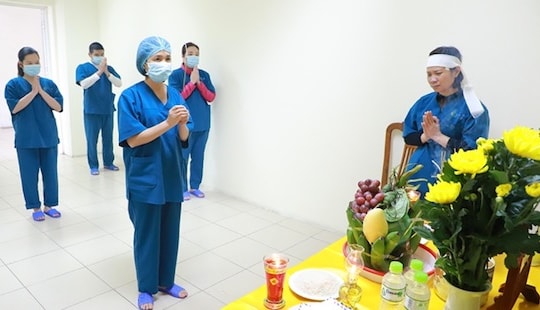 Nữ điều dưỡng lập bàn thờ chịu tang cha trong khu cách ly Covid-19