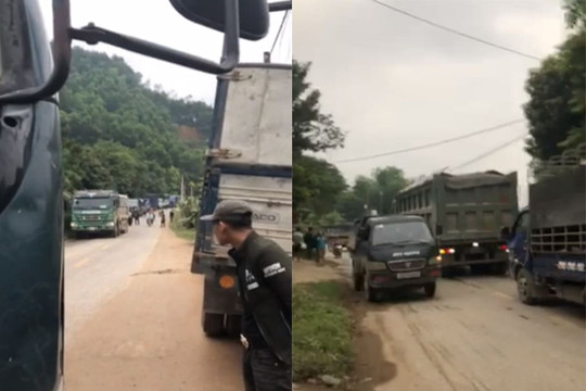 Xe tải đỗ ngang ngược, gây ùn tắc hàng cây số