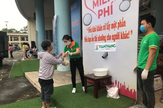 Các mạnh thường quân cùng chung tay để cây ATM gạo đầu tiên tại phường Tân Mai hoạt động