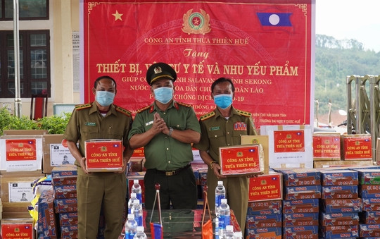 Công an Thừa Thiên-Huế tặng thiết bị phòng chống dịch cho Sở An ninh nước bạn Lào