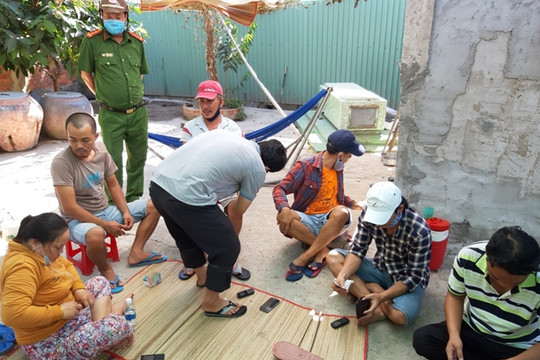Nhóm đối tượng tụ tập lắc tài xỉu ăn thua bằng tiền giữa mùa dịch